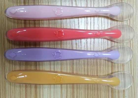 Cucchiaio riutilizzabile dell'alimentazione del bambino dello stampaggio ad iniezione del silicone di 2 colori