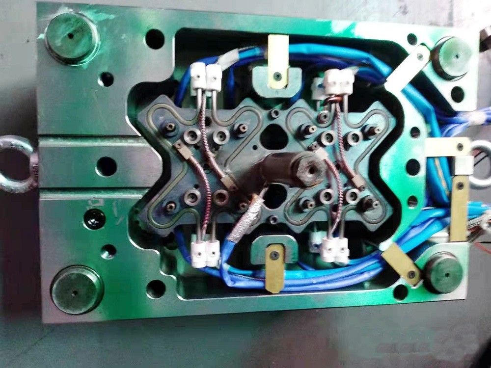 Stampaggio ad iniezione caldo di plastica del corridore del portacenere S136 di Mini Auto pp